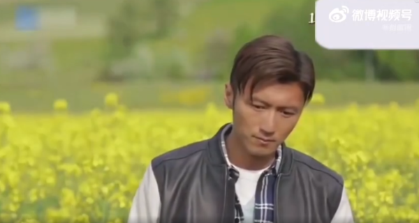 謝賢生前罕有受訪談霆鋒栢芝離婚遺憾！鏡頭前掩面落淚痛哭片段瘋傳