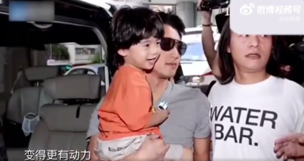 謝賢生前罕有受訪談霆鋒栢芝離婚遺憾！鏡頭前掩面落淚痛哭片段瘋傳