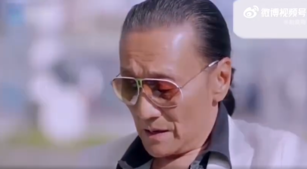 謝賢生前罕有受訪談霆鋒栢芝離婚遺憾！鏡頭前掩面落淚痛哭片段瘋傳