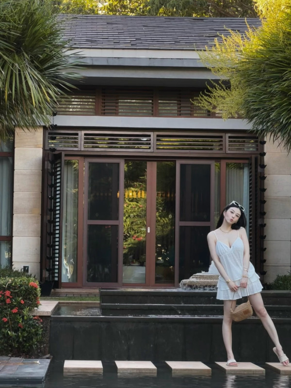 邱淑貞大女沈月上圍升級曬超長事業線！火辣身材完美遺傳媽媽神級基因