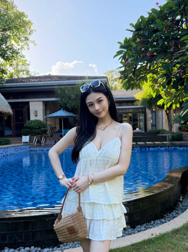 邱淑貞大女沈月上圍升級曬超長事業線！火辣身材完美遺傳媽媽神級基因