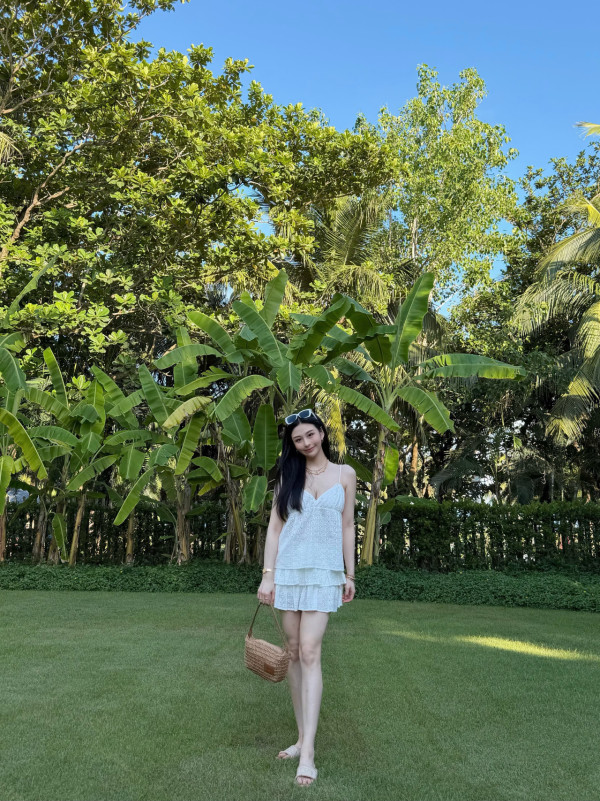 邱淑貞大女沈月上圍升級曬超長事業線！火辣身材完美遺傳媽媽神級基因