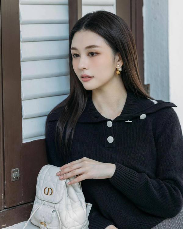 邱淑貞大女沈月上圍升級曬超長事業線！火辣身材完美遺傳媽媽神級基因