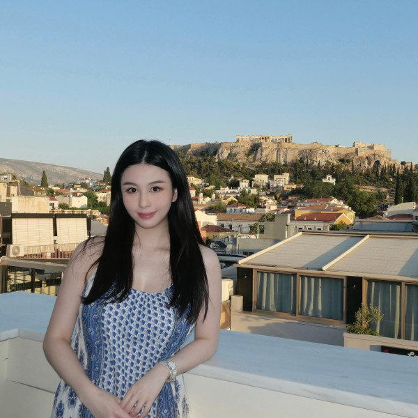 邱淑貞大女沈月上圍升級曬超長事業線！火辣身材完美遺傳媽媽神級基因