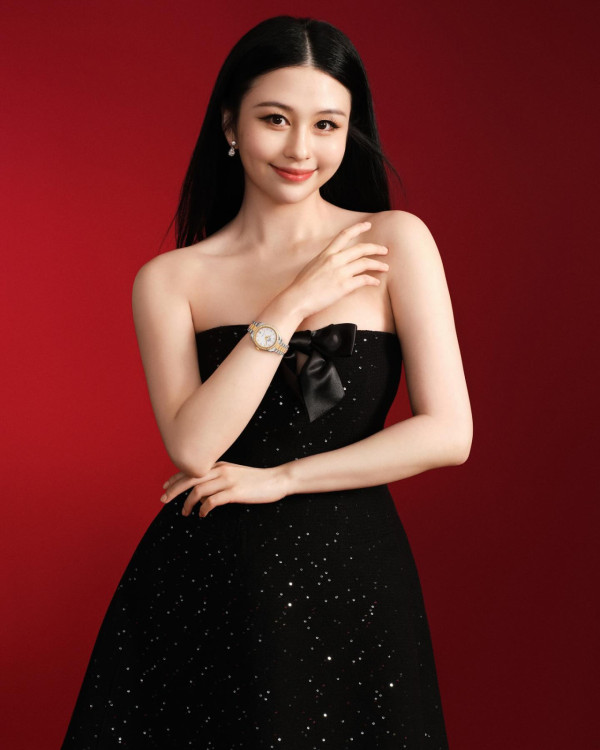 邱淑貞大女沈月上圍升級曬超長事業線！火辣身材完美遺傳媽媽神級基因
