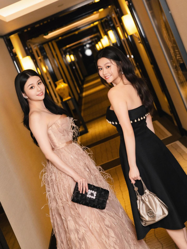 邱淑貞大女沈月上圍升級曬超長事業線！火辣身材完美遺傳媽媽神級基因