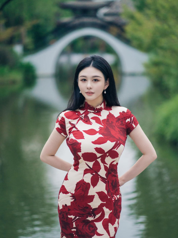 邱淑貞大女沈月上圍升級曬超長事業線！火辣身材完美遺傳媽媽神級基因