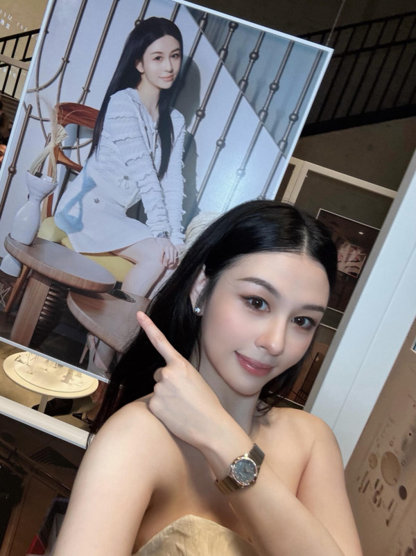 邱淑貞大女沈月上圍升級曬超長事業線！火辣身材完美遺傳媽媽神級基因