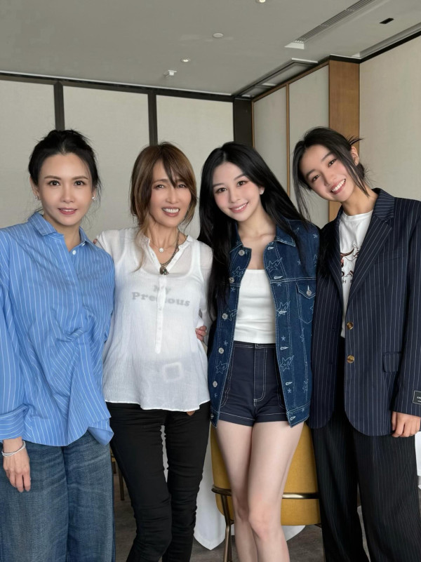邱淑貞大女沈月上圍升級曬超長事業線！火辣身材完美遺傳媽媽神級基因
