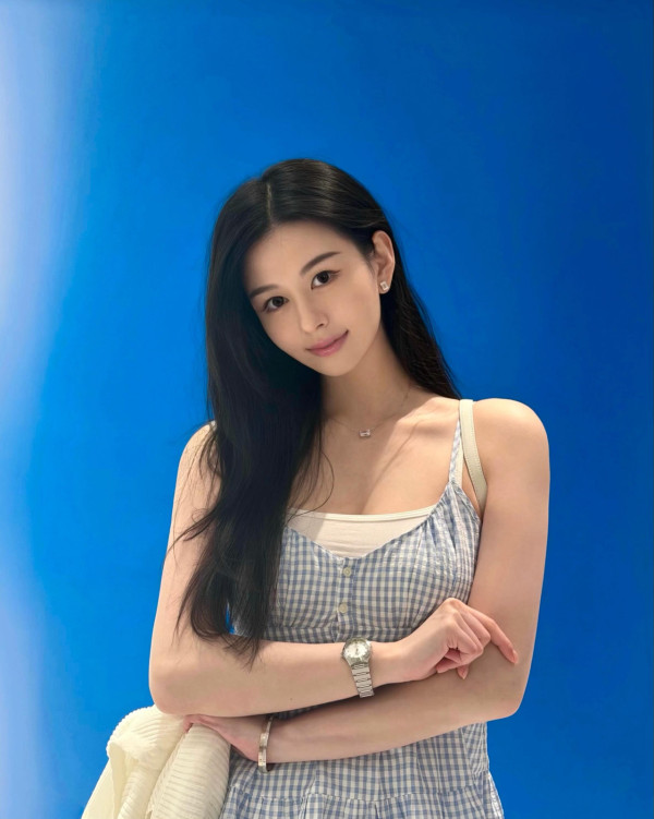 邱淑貞大女沈月上圍升級曬超長事業線！火辣身材完美遺傳媽媽神級基因