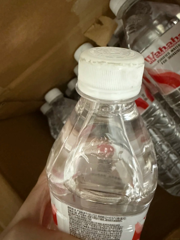 網購特價飲品竟是「洪水泡水貨」！樽身花晒/樽蓋暗藏泥沙 央視警告：污水秒滲入樽內或滿佈細菌寄生蟲
