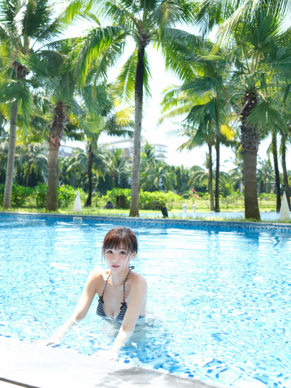 37歲新婚人妻罕晒性感比堅尼照出水芙蓉！老公揸機解放深溝好身材獲讚極致童顏