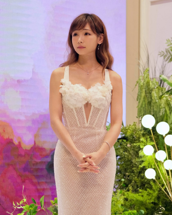 37歲新婚人妻罕晒性感比堅尼照出水芙蓉！老公揸機解放深溝好身材獲讚極致童顏