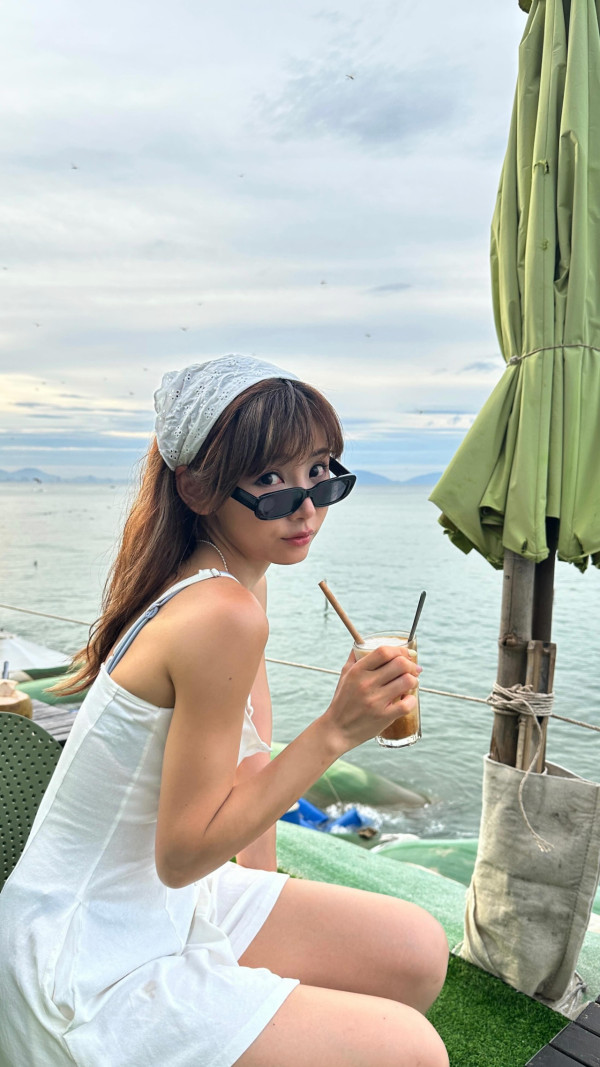 37歲新婚人妻罕晒性感比堅尼照出水芙蓉！老公揸機解放深溝好身材獲讚極致童顏