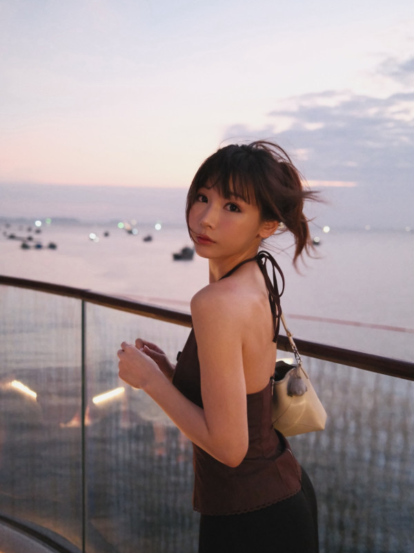 37歲新婚人妻罕晒性感比堅尼照出水芙蓉！老公揸機解放深溝好身材獲讚極致童顏