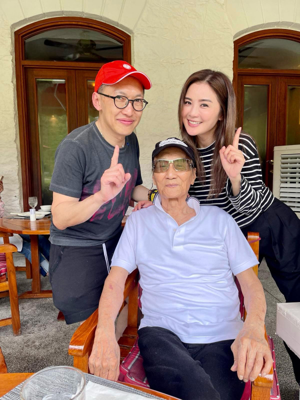 謝賢離世｜謝賢生前養病最後身影曝光罕摘下墨鏡！身形消瘦仍然瀟灑撐枴杖會友