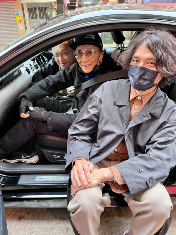 謝賢離世｜謝賢生前養病最後身影曝光罕摘下墨鏡！身形消瘦仍然瀟灑撐枴杖會友