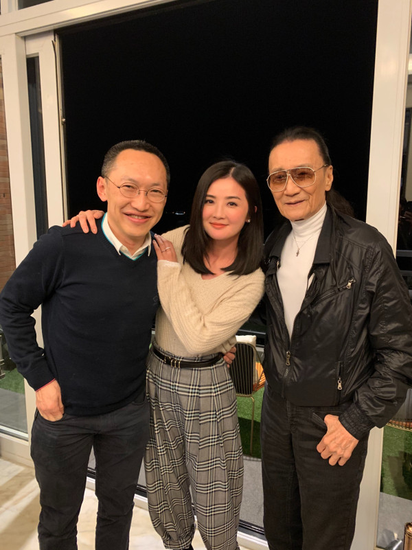 謝賢離世｜謝賢生前養病最後身影曝光罕摘下墨鏡！身形消瘦仍然瀟灑撐枴杖會友