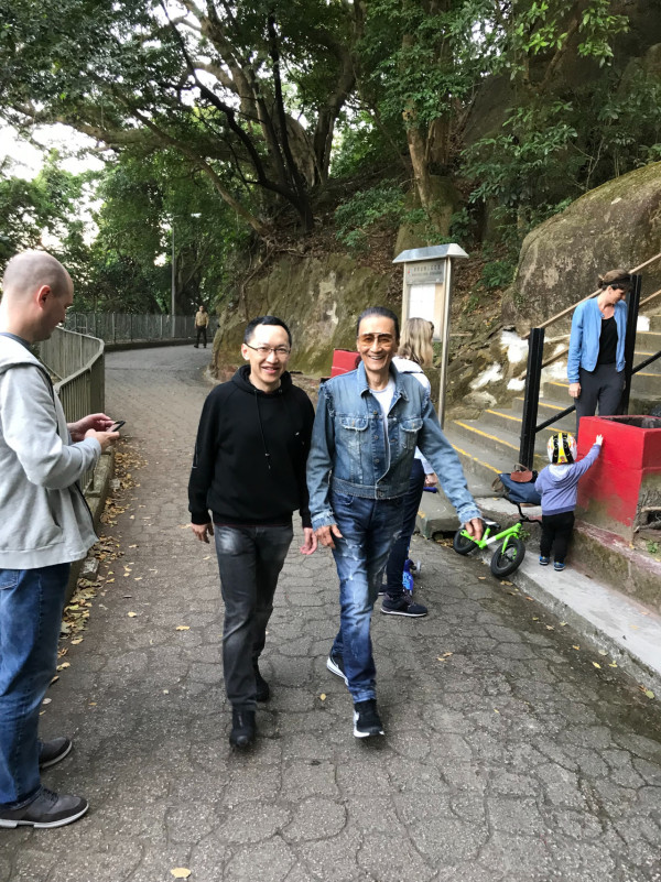 謝賢離世｜謝賢生前養病最後身影曝光罕摘下墨鏡！身形消瘦仍然瀟灑撐枴杖會友