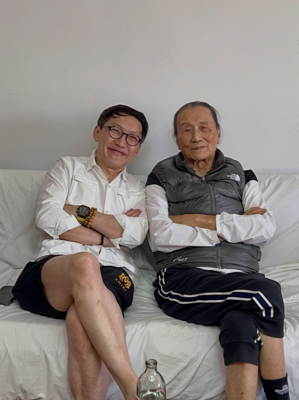 謝賢離世｜謝賢生前養病最後身影曝光罕摘下墨鏡！身形消瘦仍然瀟灑撐枴杖會友