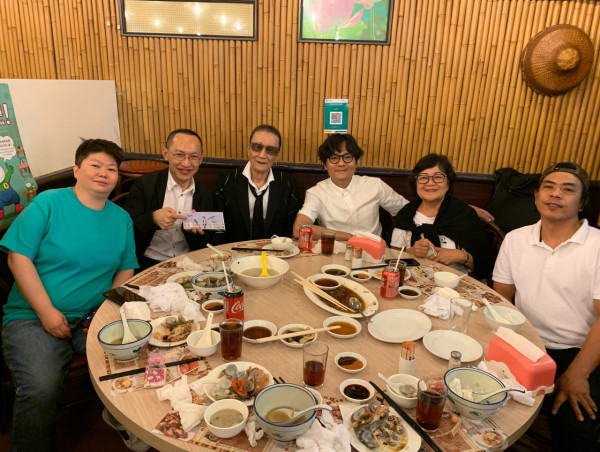 謝賢離世｜謝賢生前養病最後身影曝光罕摘下墨鏡！身形消瘦仍然瀟灑撐枴杖會友