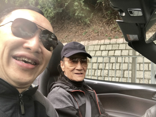 謝賢離世｜謝賢生前養病最後身影曝光罕摘下墨鏡！身形消瘦仍然瀟灑撐枴杖會友