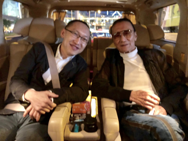 謝賢離世｜謝賢生前養病最後身影曝光罕摘下墨鏡！身形消瘦仍然瀟灑撐枴杖會友
