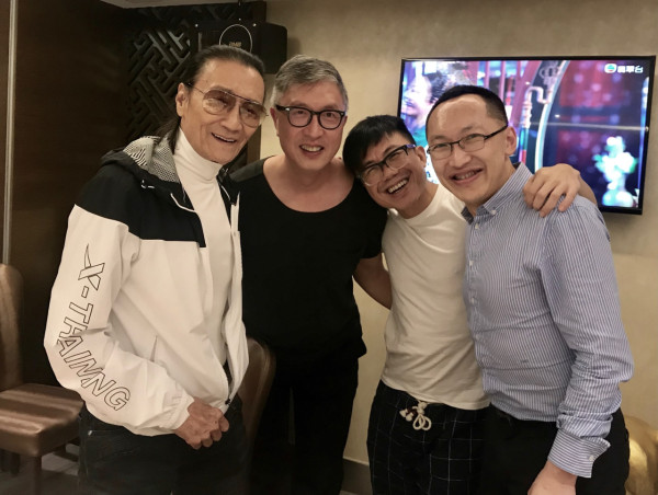 謝賢離世｜謝賢生前養病最後身影曝光罕摘下墨鏡！身形消瘦仍然瀟灑撐枴杖會友