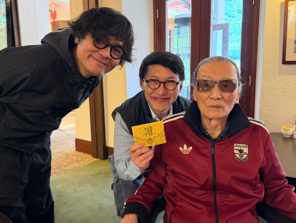 謝賢離世｜謝賢生前養病最後身影曝光罕摘下墨鏡！身形消瘦仍然瀟灑撐枴杖會友