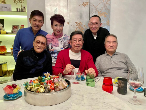 謝賢離世｜謝賢生前養病最後身影曝光罕摘下墨鏡！身形消瘦仍然瀟灑撐枴杖會友