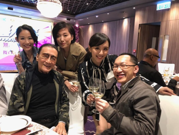 謝賢離世｜謝賢生前養病最後身影曝光罕摘下墨鏡！身形消瘦仍然瀟灑撐枴杖會友