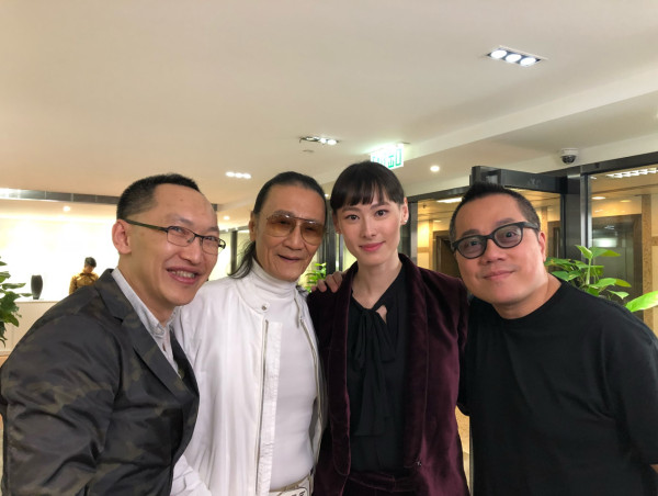 謝賢離世｜謝賢生前養病最後身影曝光罕摘下墨鏡！身形消瘦仍然瀟灑撐枴杖會友