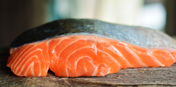 超市買三文魚點揀好？認住「弓形」同「半月形」 專家教一秒分出肥美魚腩與啖啖肉