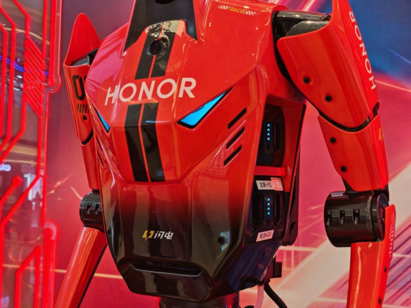 將軍澳東港城一連 3 天 HONOR 破半馬紀錄機器人「閃電」首度訪港！3 大極限關卡挑戰贏 HONOR Magic V6