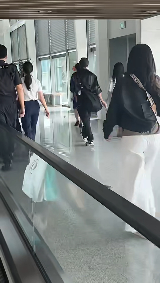 謝賢離世｜謝霆鋒喪父後首度現身背影憔悴 忍痛遵父訓兩日後如常開演唱會
