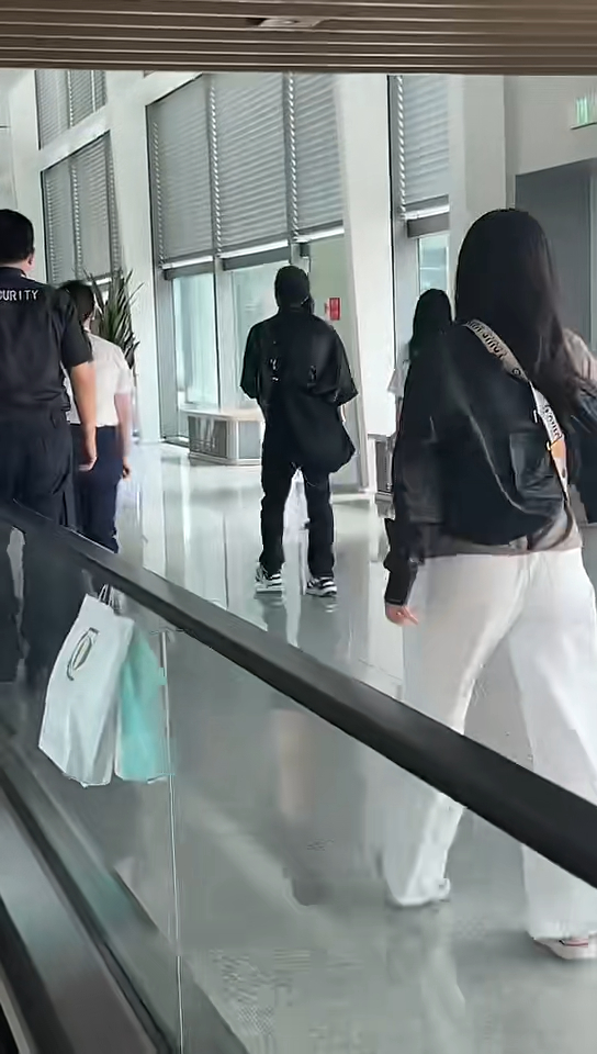 謝賢離世｜謝霆鋒喪父後首度現身背影憔悴 忍痛遵父訓兩日後如常開演唱會