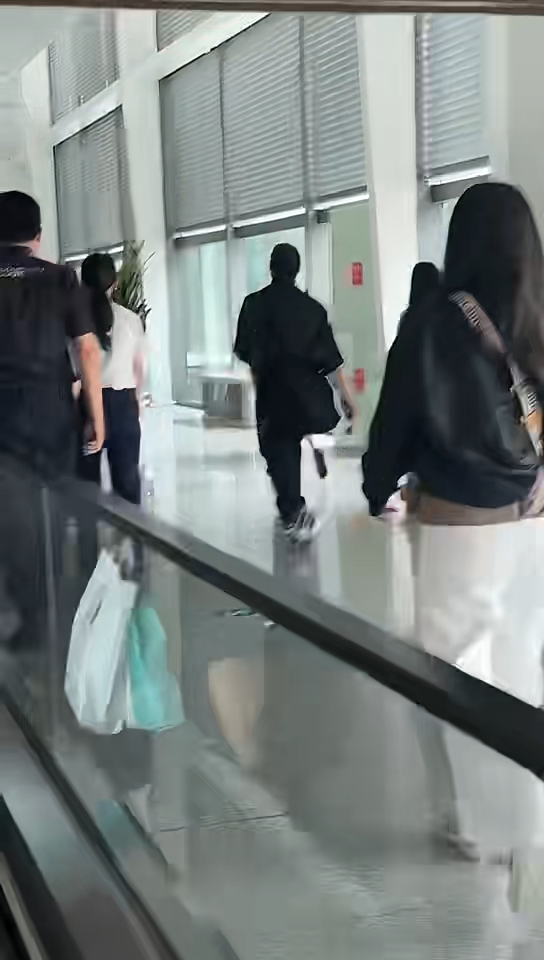 謝賢離世｜謝霆鋒喪父後首度現身背影憔悴 忍痛遵父訓兩日後如常開演唱會