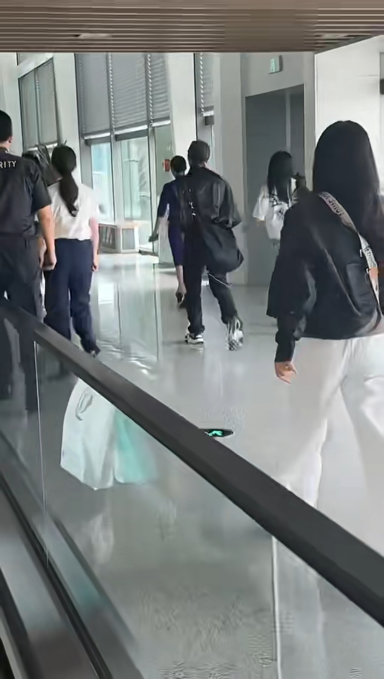 謝賢離世｜謝霆鋒喪父後首度現身背影憔悴 忍痛遵父訓兩日後如常開演唱會