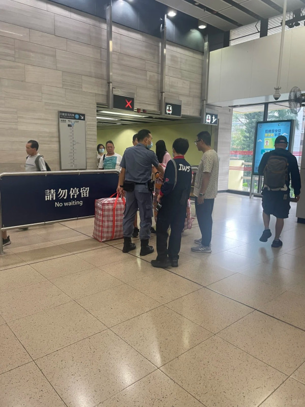 罗湖过关！港铁行李超23KG被拒入闸 网友教1招免折返 附官方规定