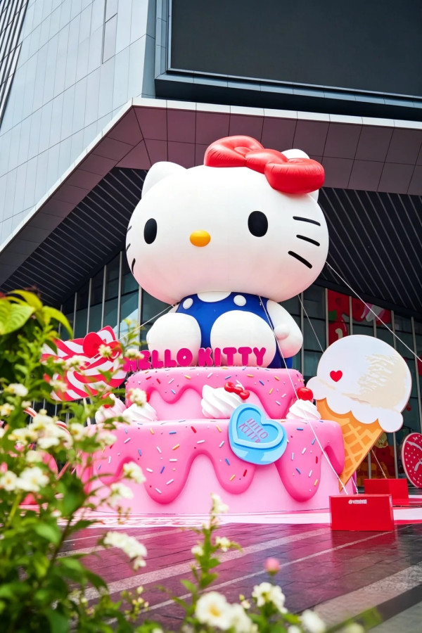 圖片來源:小紅書@深圳省钱通 深圳大悅城Hello Kitty粉紅夢幻特展 8.8米巨型生日蛋糕+絕美蝴蝶結隧道打卡必去