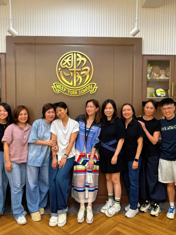 51歲不老佘詩曼晒中學同學聚會合照！同齡人合影似母女視覺年齡極大對比