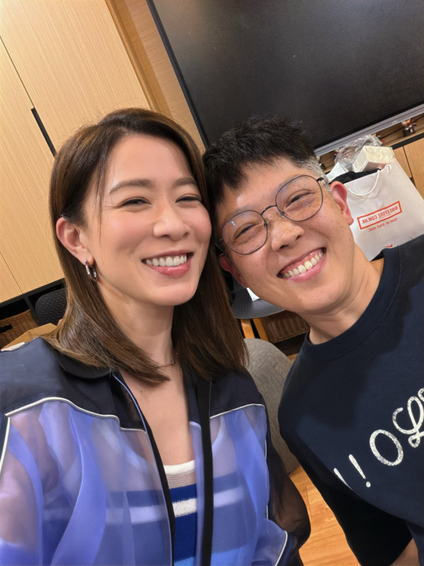 51歲不老佘詩曼晒中學同學聚會合照！同齡人合影似母女視覺年齡極大對比