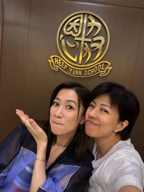 51歲不老佘詩曼晒中學同學聚會合照！同齡人合影似母女視覺年齡極大對比