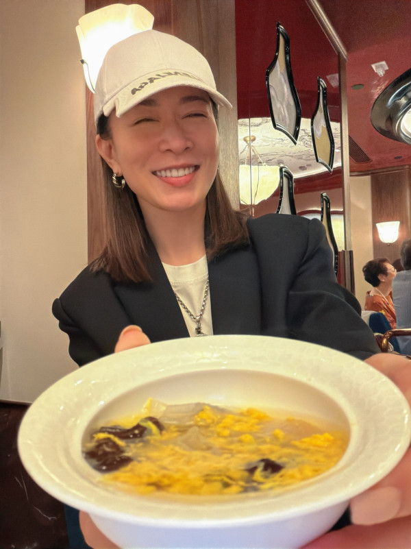 51歲不老佘詩曼晒中學同學聚會合照！同齡人合影似母女視覺年齡極大對比