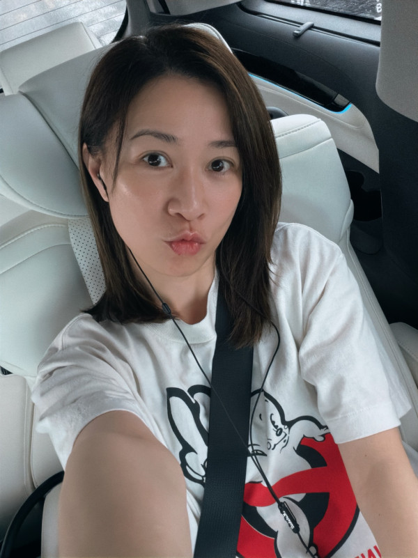 51歲不老佘詩曼晒中學同學聚會合照！同齡人合影似母女視覺年齡極大對比