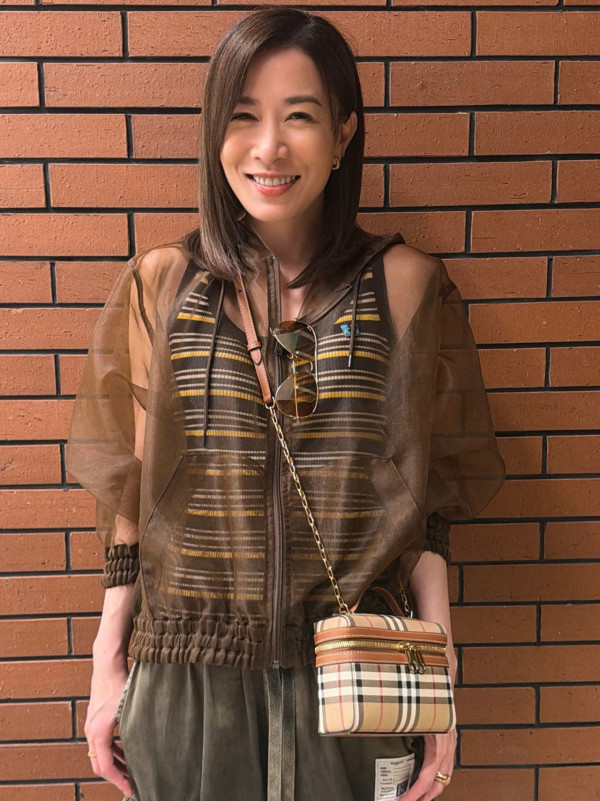 51歲不老佘詩曼晒中學同學聚會合照！同齡人合影似母女視覺年齡極大對比