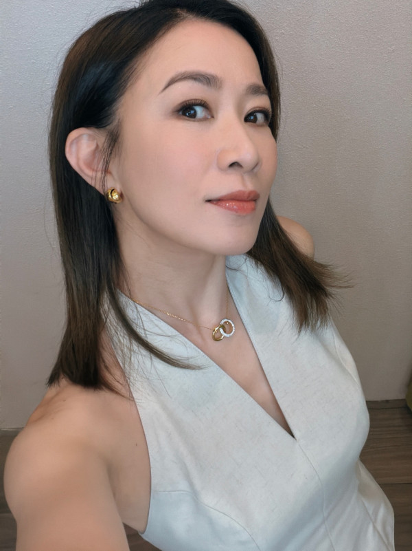 51歲不老佘詩曼晒中學同學聚會合照！同齡人合影似母女視覺年齡極大對比