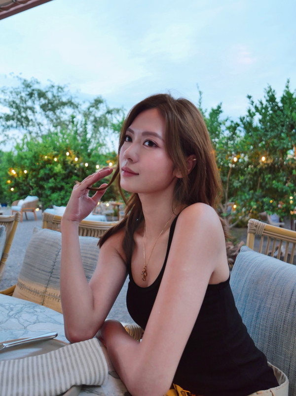 游嘉欣激罕性感破格解放比基尼照!摆脱屋邨妹形象转型晒“股惑”身材