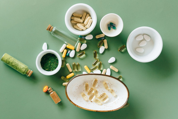 保健品亂食隨時出事！醫生揭3款維他命過量食錯釀患癌風險高2倍！附安全攝取 4 大保命守則