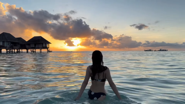 陈滢海边当众脱衣解放性感比基尼！曝最真实身材18秒短片超40万人疯传